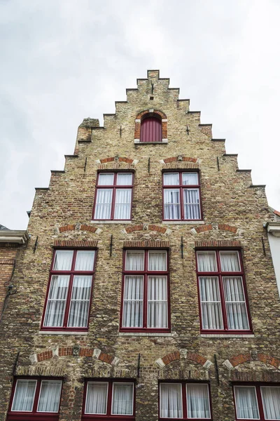 Antiguos edificios históricos en la ciudad medieval de Brujas, Bélgica —  Fotos de Stock