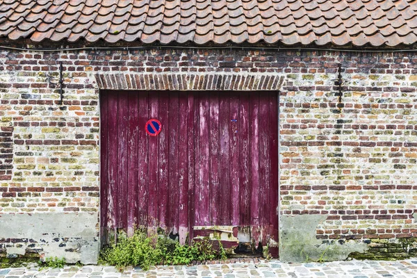 Eski terk edilmiş bir binada, ahşap kapı — Stok fotoğraf