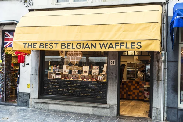 Gofres en una tienda de dulces en Brujas, Bélgica — Foto de Stock