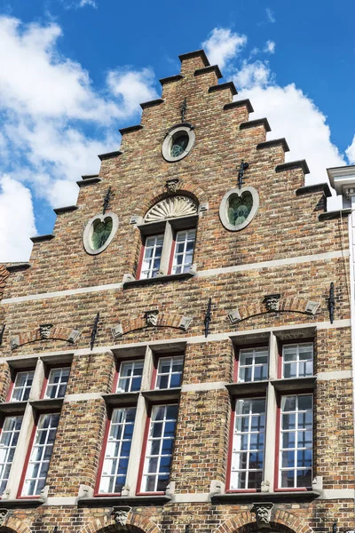Antiguos edificios históricos en la ciudad medieval de Brujas, Bélgica —  Fotos de Stock