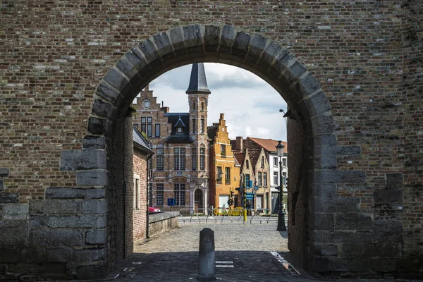 Ezelpoort (Donkey brána) v středověkého města Bruggy, Belgiu — Stock fotografie