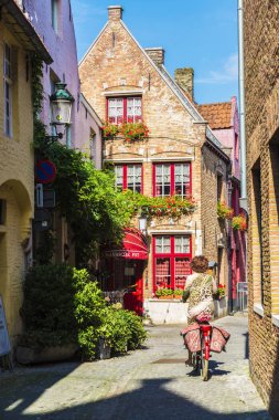 Sokakta bir kadın Bruges, Belçika'da Bisiklete binme