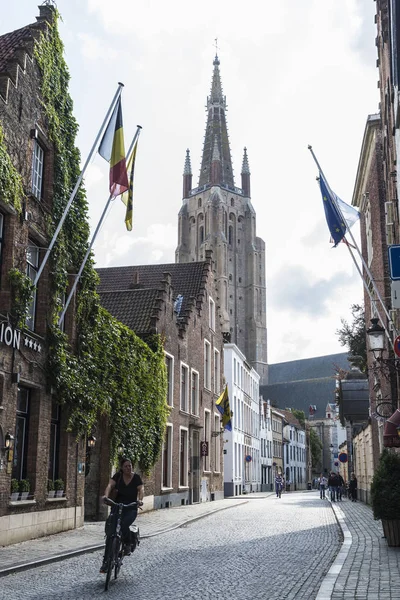 Calle con gente caminando y en bicicleta en Brujas, Bélgica — Foto de Stock