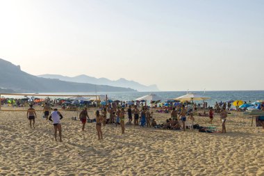 Beach dolu yaz aylarında yıkananlara Sicilya, İtalya