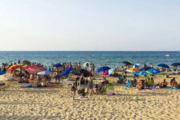 Strand vol met zwemmers in de zomer op Sicilië, Italië — Stockfoto