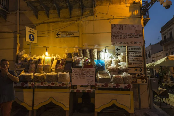 Cabane de vente de noix dans la rue la nuit en Italie — Photo