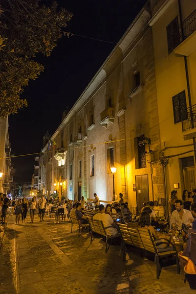 Calle por la noche en Castellammare del Golfo, Sicilia, Italia — Foto de Stock