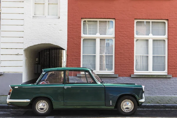 Oude vintage auto geparkeerd op een straat van Brugge, België — Stockfoto