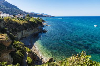 Yaz aylarında kayalık sahil Sicilya, İtalya