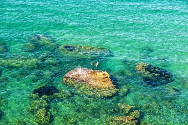 Costa rocosa en verano en Sicilia, Italia — Foto de Stock