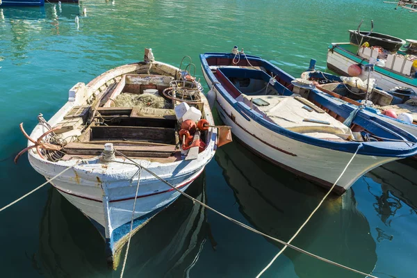 意大利西西里岛的钓鱼港与老木渔船 — 图库照片