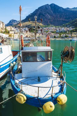 Balıkçı limanı ile eski ahşap balıkçı tekneleri Sicilya, İtalya