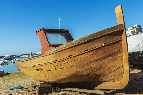 Velho barco de pesca de madeira ancorado na praia na Itália — Fotografia de Stock