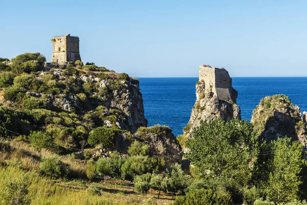 Scopello Sicilya, İtalya'kıyısında Ortaçağ taret — Stok fotoğraf