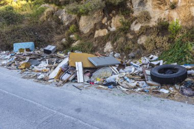 Yolun omzuna atılmış çöp