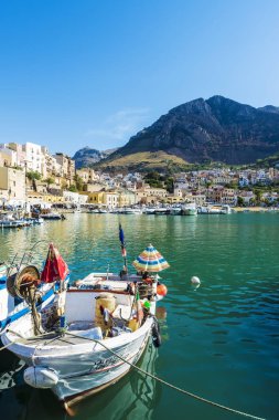 Balıkçı limanı ile eski ahşap balıkçı tekneleri Sicilya, İtalya