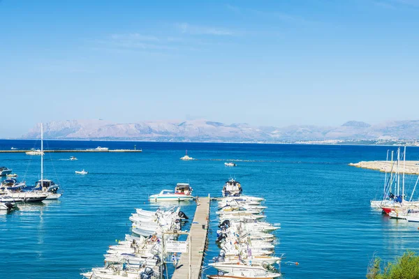 Yachts, boats and sailboats docked at the marina in Sicily, Ital — Stock Photo, Image