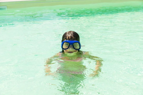 Little girl with diving glasses in an outdoor pool — Stock Photo, Image