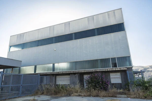 Cerraron fábrica abandonada cerca de Corleone en Sicilia, Italia — Foto de Stock