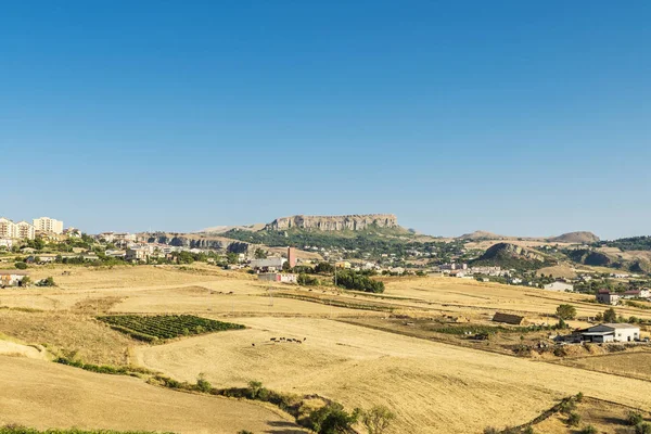 Weergave van Corleone tussen velden in Sicilië, Italië — Stockfoto