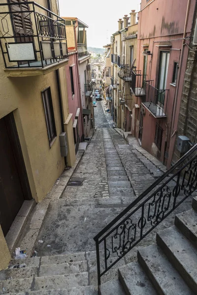 Straat van de oude stad van Corleone op Sicilië, Italië — Stockfoto