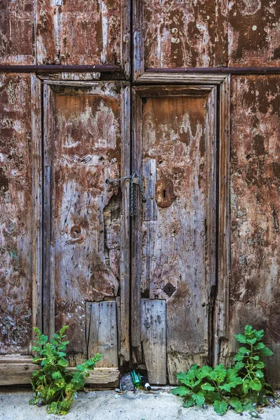 Door of an old building of Corleone in Sicily, Italy — Stock Photo, Image