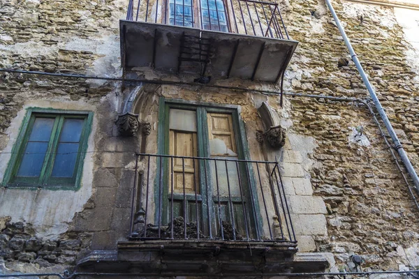 Balkon van een oud gebouw van Corleone op Sicilië, Italië — Stockfoto