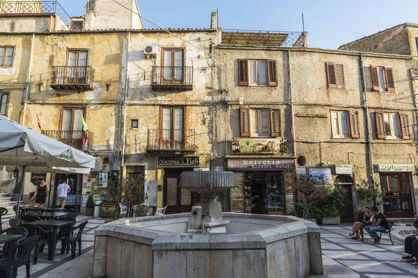 Calle del casco antiguo de Corleone en Sicilia, Italia — Foto de Stock