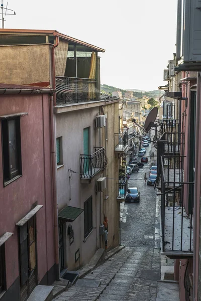 Calle del casco antiguo de Corleone en Sicilia, Italia —  Fotos de Stock