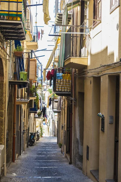 Straat van de oude stad van Cefalu in Sicilië, Italië — Stockfoto
