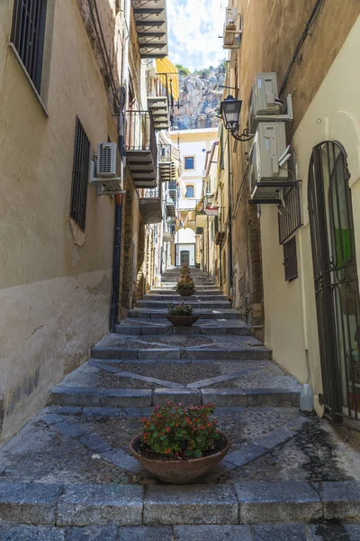 Calle del casco antiguo de Cefalu en Sicilia, Italia — Foto de Stock