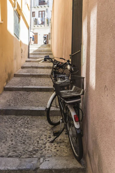 イタリア シチリア島チェファルの通りに自転車 — ストック写真