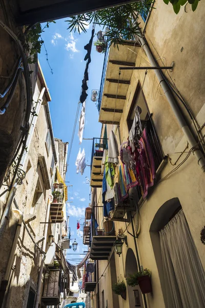 Rue de la vieille ville de Cefalu en Sicile, Italie — Photo