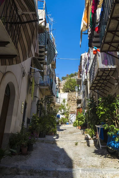 Calle del casco antiguo de Cefalu en Sicilia, Italia — Foto de Stock