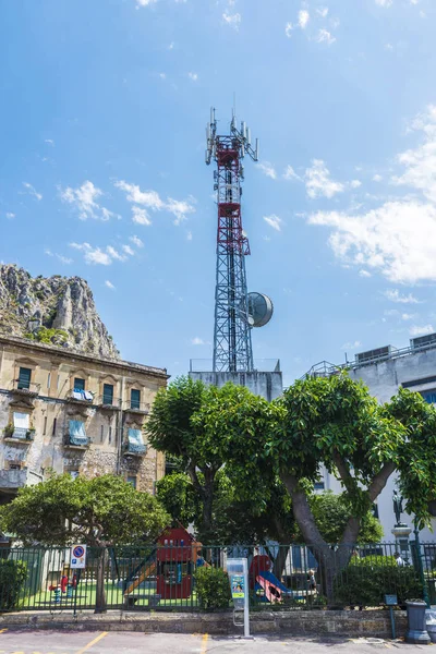 Antena de telecomunicaciones y telefonía en un parque infantil en Sici —  Fotos de Stock