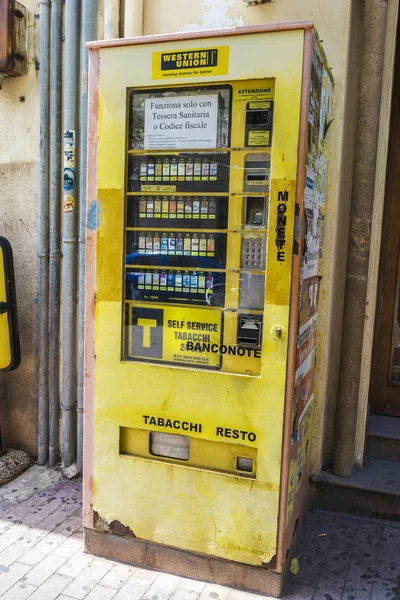 Alter tabakautomat in cefalu in sizilien, italien — Stockfoto