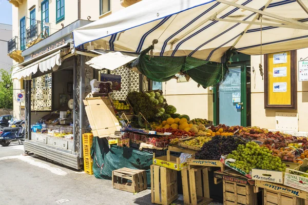 Tienda de frutas en Cefalu en Sicilia, Italia — Foto de Stock