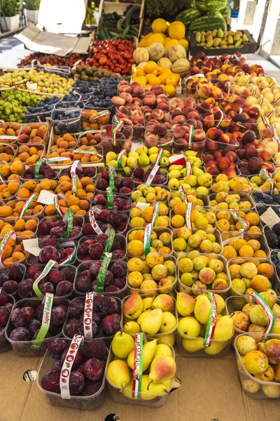 Fruit winkel in Cefalu in Sicilië, Italië — Stockfoto