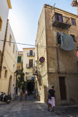 Sokak eski kasaba Cefalu Sicilya, İtalya
