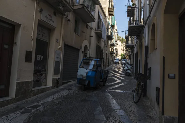 Calle del casco antiguo de Cefalu en Sicilia, Italia — Foto de Stock