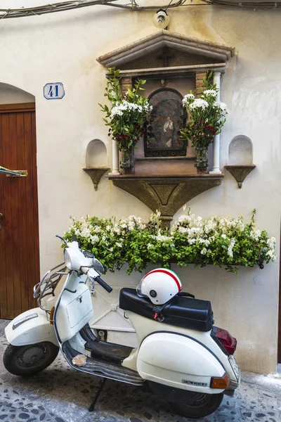 Vespa motorfiets geparkeerd in Cefalu in Sicilië, Italië — Stockfoto