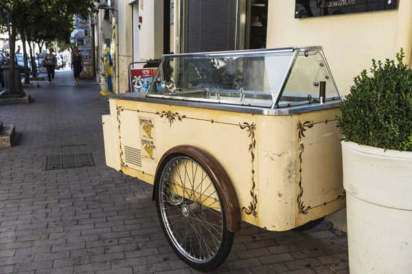 Gamla vintage glass vagn i Cefalu på Sicilien, Italien — Stockfoto