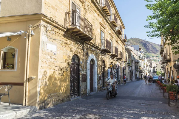 Calle del casco antiguo de Cefalu en Sicilia, Italia — Foto de Stock