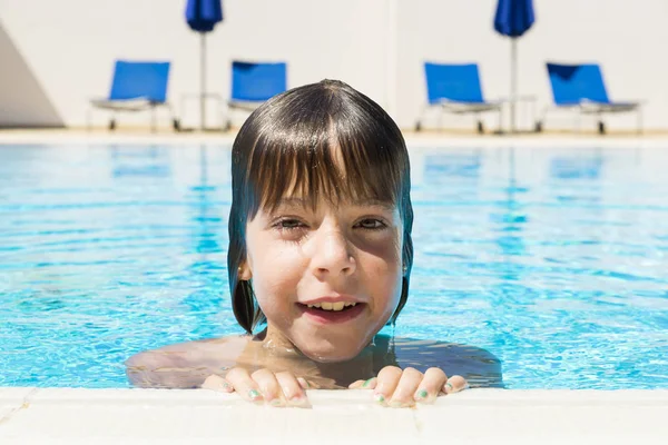 Smiling little girl in an outdoor pool — Stock Photo, Image