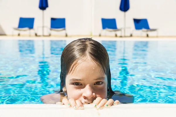 Little girl in an outdoor pool — Stock Photo, Image
