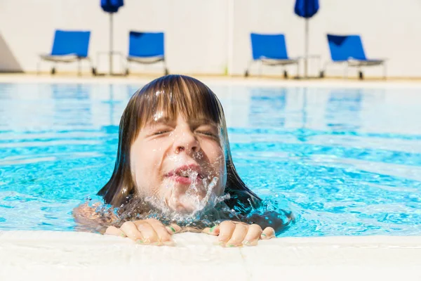 Little girl in an outdoor pool — Stock Photo, Image