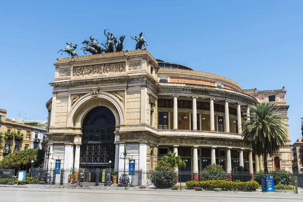 Politeama teatern i Palermo på Sicilien, Italien — Stockfoto