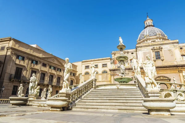 Praetorian fontänen (Fontana Pretoria) i Palermo på Sicilien, — Stockfoto