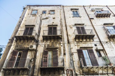 Eski ve terk edilmiş bir binada Palermo, Sicilya, İtalya