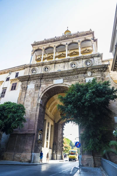 Monumentala stadsporten Porta Nuova i Palermo på Sicilien, Italien — Stockfoto
